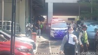 Mobil ambulance yang membawa jenazah Mpok Alpa ke rumah duka. Foto: Febryantino/detikcom