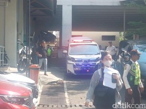 Isak Tangis Keluarga Sambut Kedatangan Jenazah Mpok Alpa di Rumah Duka