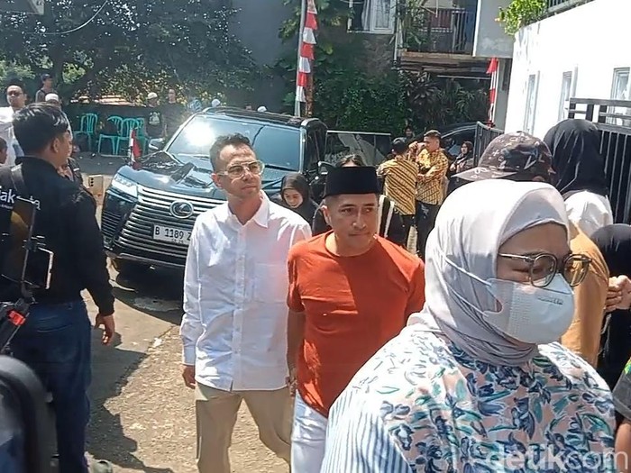 Mpok Alpa Raffi Ahmad dan Irfan Hakim mengantar jenazah Mpok Alpa sampai ke rumah duka di kawasan Ciganjur, Jakarta Selatan.