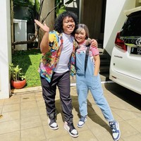 Semasa hidup Mpok Alpa dikenal sebagai pribadi yang ceria. Jadi presenter di salah satu acara televisi, Mpok Alpa kerap tampil nyentrik. Foto: Instagram/@nina_mpokalpa