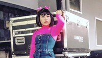 Mpok Alpa memang gak mau banyak orang tahu soal dirinya yang mengidap kanker payudara. Di balik alasan Mpok Alpa kini senang banget pakai wig untuk menutupi rambutnya yang rontok karena kemoterapi. Foto: Instagram/@nina_mpokalpa