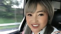 Ternyata di balik tawa bahagianya, Mpok Alpa menyimpan sakit. Sudah sekitar 2 tahun lebih Mpok Alpa berjuang sembuh dari kanker payudara. Saat hamil anak kembar Mpok Alpa bolak-balik Jakarta dan Malaysia untuk berobat. Foto: Instagram/@nina_mpokalpa