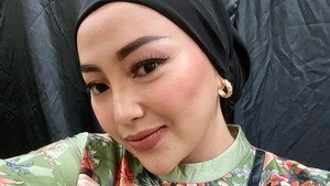 Mpok Alpa meninggal pada 15 Agustus 2025 setelah berjuang melawan kanker. Jenazahnya dimakamkan di TPU Kujaran, Ciganjur, diiringi banyak sahabat artis. Foto: Instagram @nina_mpokalpa