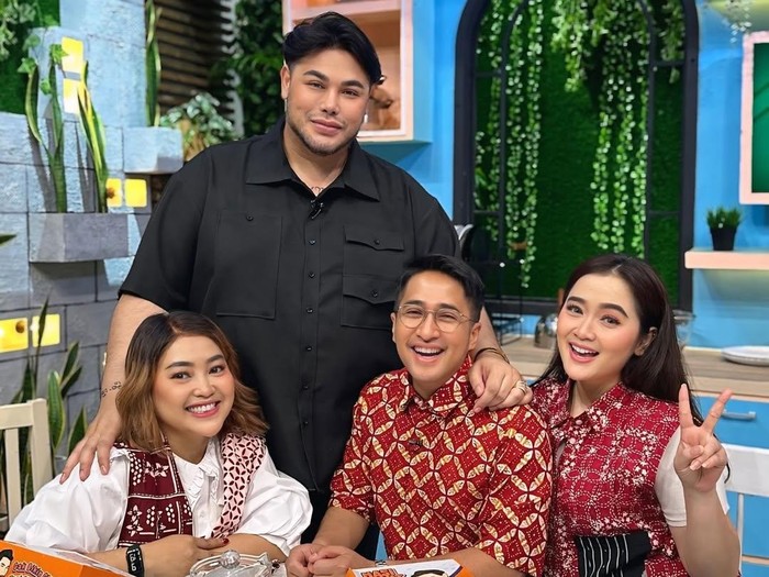 Mpok Alpa Mpok Alpa menggunakan wig setelah melahirkan.