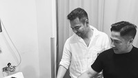 Kini, Mpok Alpa telah berpulang untuk selamanya. Mpok Alpa meninggal setelah berjuang sembuh melawan sakit kanker payudara. Ini momen terakhir Raffi Ahmad dan Irfan Hakim bertemu dengan Mpok Alpa di rumah sakit beberapa hari lalu. Mpok Alpa meninggal dunia pada Jumat (15/8/2025) dan meninggalnya kenangan manis untuk semua yang mencintainya. Foto: dok instagram Raffi Ahmad