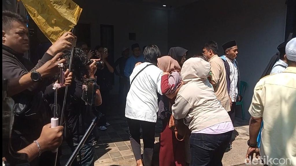 Tangis Keluarga Pecah saat Jenazah Mpok Alpa Tiba di Rumah Duka