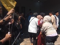 Tangis Keluarga Pecah saat Jenazah Mpok Alpa Tiba di Rumah Duka