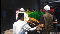 Jenazah Mpok Alpa tiba di rumah duka di kawasan Ciganjur, Jumat, 15 Agustus 2025. Foto: Ahsan/detikhot