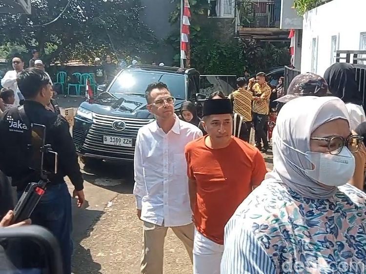 Ayu Ting Ting hingga Raffi Ahmad Melayat ke Rumah Duka Mpok Alpa