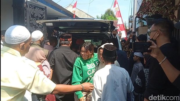 Mpok Alpa meninggal dunia