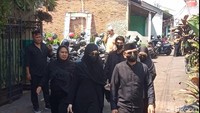 Ayu Ting Ting menilai, Mpok Alpa, adalah orang yang baik. “Orangnya baik, semoga almarhumah diterima di sisi Allah SWT,” kata Ayu Ting Ting saat ditemui di rumah duka kawasan Ciganjur, Jakarta Selatan, Jumat, (15/8/2025). Foto: Ahsan/detikhot