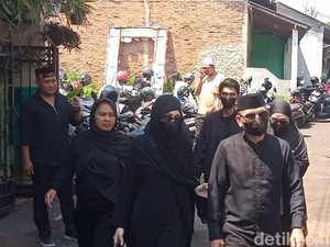 Ayu Ting Ting Kenang Mpok Alpa Sebagai Sosok yang Baik