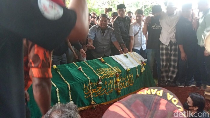 Mpok Alpa meninggal dunia.