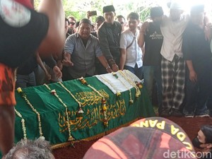 Duka Mendalam Suami Mpok Alpa hingga Dipapah Dekati Liang Lahad