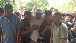 Tangis Suami Pecah di Pemakaman Mpok Alpa