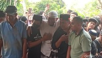 Ajie Darmaji bahkan sampai dibopong oleh dua orang karena tak kuasa menahan tangis. Foto: Ahsan/detikhot