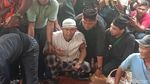 Tangis Suami Pecah di Pemakaman Mpok Alpa