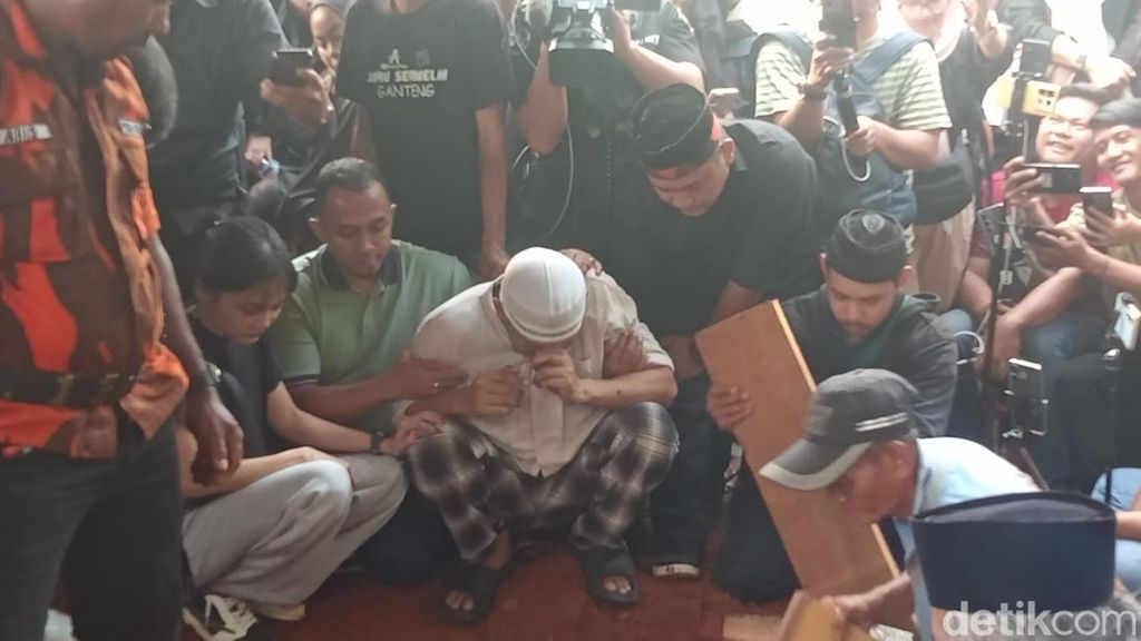 Tangis Suami Pecah di Pemakaman Mpok Alpa