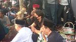 Tangis Suami Pecah di Pemakaman Mpok Alpa