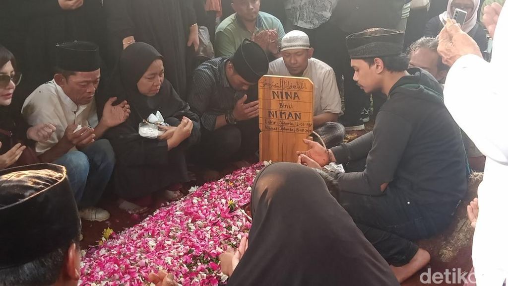 Suasana Haru Pemakaman Mpok Alpa, Suami Menangis Tak Mampu Turun ke Liang Lahad