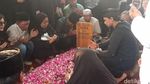 Tangis Suami Pecah di Pemakaman Mpok Alpa