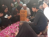 Video: Suasana Haru Pemakaman Mpok Alpa