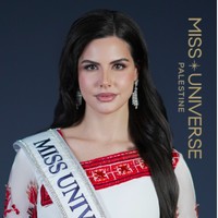 Dalam postingan pengenalannya sebagai finalis, Nadeen terlihat cantik mengenakan baju tradisional bersulam tatreez dari desaier Hiba Abdelkarim. Penampilannya dilengkapi dengan tatanan rambut ikal, makeup flawless, dan drop earring yang menambah kesan glamour. Foto: Instagram @nadeen.m.ayoub