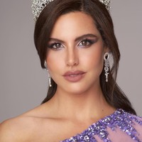 Nadeen yang tinggal di Dubai dan Ramallah dinobatkan sebagai Miss Palestine pada tahun 2022. Ia mencetak sejarah dengan menjadi perwakilan pertama dari negaranya yang berpartisipasi dalam kontes Miss Earth di mana wanita 26 tahun tersebut sukses masuk top 5. Foto: Instagram @nadeen.m.ayoub