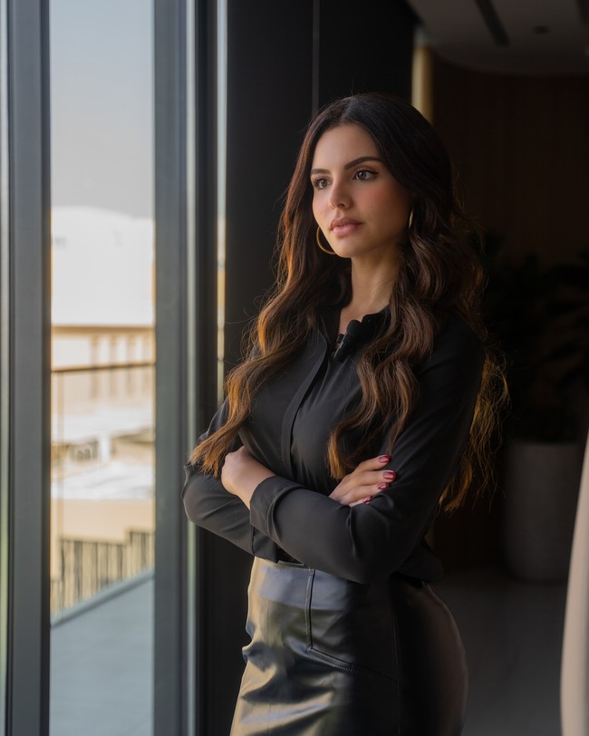 Di tengah penderitaan Palestina, terutama di Gaza, aku menyuarakan suara rakyat yang tak mau dibungkam. Aku mewakili setiap wanita dan anak Palestina yang kekuatannya perlu dilihat dunia. Kami lebih dari sekadar penderitaan kami, kami adalah ketangguhan, harapan, dan detak jantung tanah air yang terus hidup melalui kami, tulis Nadeen di keterangan video. Foto: Instagram @nadeen.m.ayoub