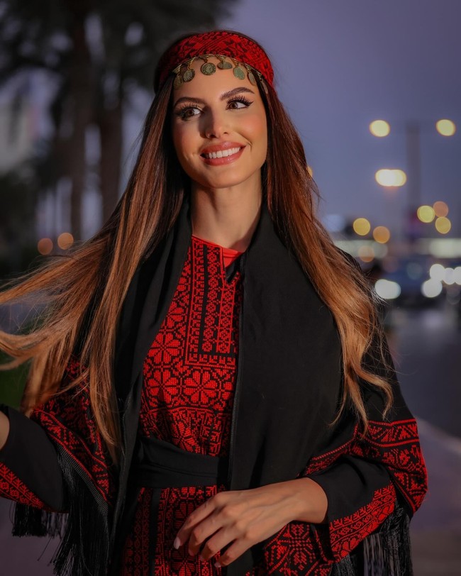 Dalam video, Nadeen berbicara mengenai bagaimana wanita Palestina memiliki impian, bakat, dan suara yang kuat. Ia juga berupaya memberdayakan sesama dan anak perempuan untuk mengejar aspirasi meski di tengah kesulitan. Foto: Instagram @nadeen.m.ayoub