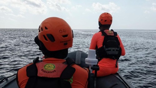 Tim SAR saat melakukan pencarian nelayan yang dilaporkan hilang di perairan Seraya Timur, Jumat (15/8/2025).