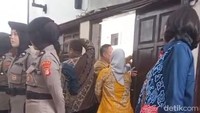 Jumlah pengunjung dalam sidang kasus dugaan pemerasan dan TPPU dengan terdakwa Nikita Mirzani di Pengadilan Negeri Jakarta Selatan, Kamis (14/8/2025) dibatasi. Hal ini dilakukan untuk mengurangi potensi rusuh. Foto: Muhammad Ahsan Nurrijal/detikcom