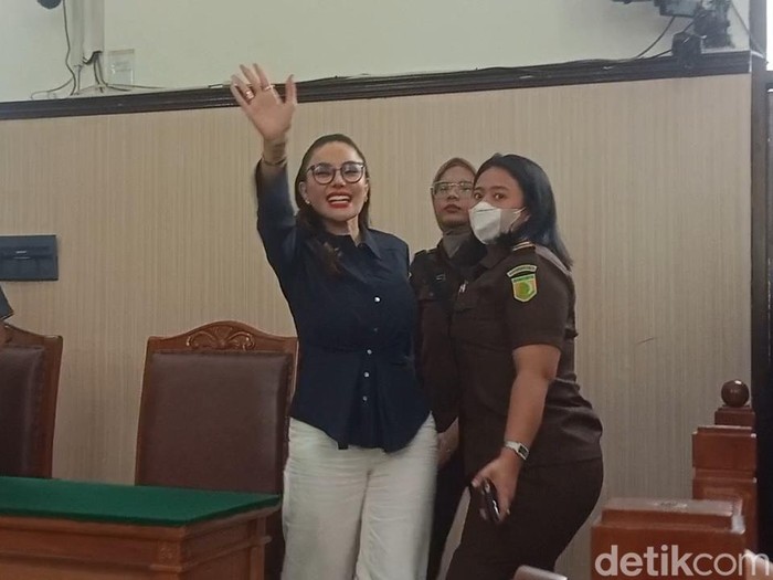 Nikita Mirzani saat sidang melawan Reza Gladys di Pengadilan Negeri Jakarta Selatan, Kamis (14/8/2025).