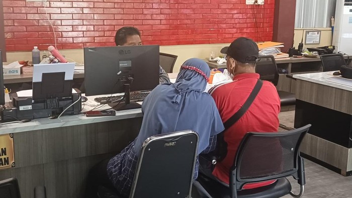 Orang tua korban saat melapor polisi.