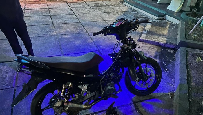 Kecelakaan lalu lintas terjadi antara sebuah mobil dan sepeda motor di Kota Palopo, Sulawesi Selatan (Sulsel).