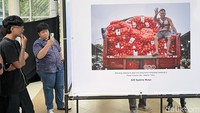 Sementara mahasiswa Gunadarma merangkai foto dengan tajuk Chaya Negara : Narasi Visual Realita Urban Jakarta, mereka membawakan 6 foto cerita dari 6 pameris.
