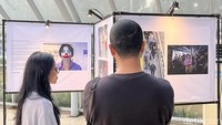 Taman Menteng, Jakarta Pusat, jadi ruang kreativitas mahasiswa. Ada dua pameran dari Zepret Photography Club kampus STIKOM Interstudi dan SNAP Gunadarma.