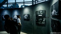 Dalam pameran tersebut mahasiswa STIKOM Interstudi menampilkan 15 foto konseptual dari dua pameris yang ditampilkan dalam bentuk Black and White (BW).