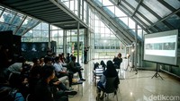 Fotografer konseptual dan traveling Sambodo memberikan materi seminar di Taman Menteng, Jakarta, Jumat (14/8/2025).