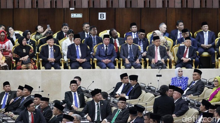 Presiden ketujuh RI Joko Widodo (ketiga kiri), Presiden keenam RI Susilo Bambang Yudhoyono (kedua kiri), Wapres keenam RI Try Sutrisno (kiri), Wapres ke-11 RI Boediono (ketiga kanan), Wapres ke-10 dan ke-12 RI Jusuf Kalla (kedua kanan), serta Wapres ke-13 RI Ma'ruf Amin (kanan) mengikuti Sidang Tahunan MPR RI dan Sidang Bersama DPR-DPD RI Tahun 2025 di Gedung Nusantara, Kompleks Parlemen, Jakarta, Jumat (15/8/2025).