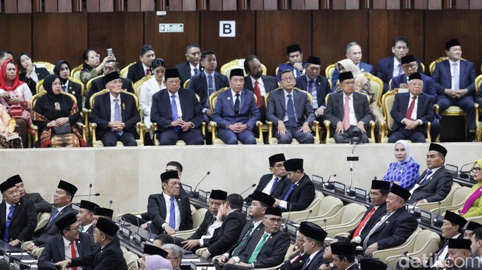 Presiden ketujuh RI Joko Widodo (ketiga kiri), Presiden keenam RI Susilo Bambang Yudhoyono (kedua kiri), Wapres keenam RI Try Sutrisno (kiri), Wapres ke-11 RI Boediono (ketiga kanan), Wapres ke-10 dan ke-12 RI Jusuf Kalla (kedua kanan), serta Wapres ke-13 RI Ma'ruf Amin (kanan) mengikuti Sidang Tahunan MPR RI dan Sidang Bersama DPR-DPD RI Tahun 2025 di Gedung Nusantara, Kompleks Parlemen, Jakarta, Jumat (15/8/2025).