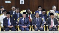 Para mantan pimpinan negara tersebut datang mengenakan setelan jas resmi.