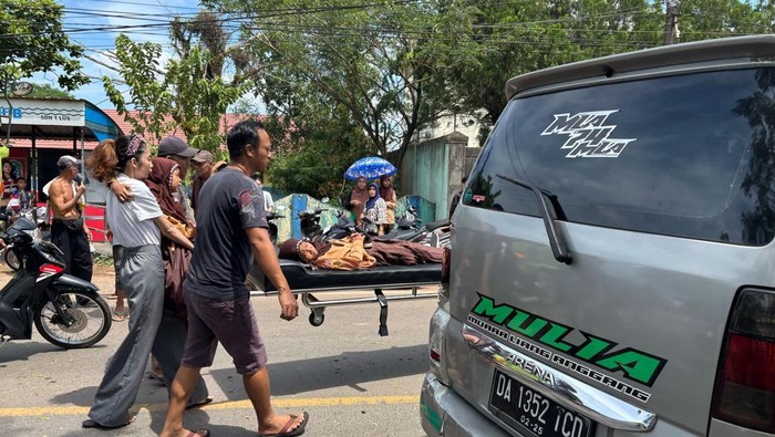 Para siswa SD tertimpa boks kontainer di Banjarbaru dievakuasi ke rumah sakit.
