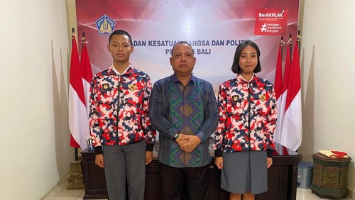 Kadek Mentor dan Putu Anindya bersama Kepala Kesbangpol Bali. (Kesbangpol Bali)