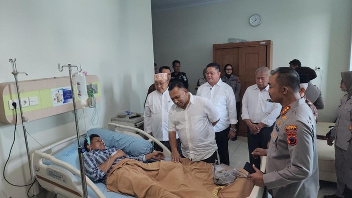 Pata tokoh agama saat menjenguk polisi dan warga yang jadi korban demo ricuh di Pati.