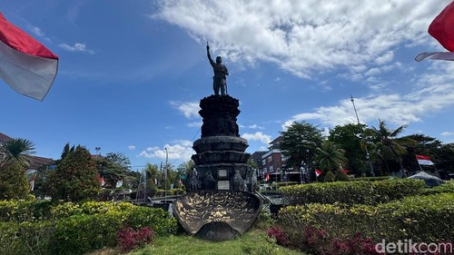 Patung Pahlawan Kapten Anumerta Ida Bagus Putu Djapa di Bundara Niti Mandala Renon, Denpasar, Kamis (14/8/2025). (Rizki Setyo Samudero)