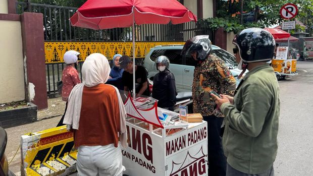 Pedagang nasi Padang keliling di area Kantor Gubernur Sumsel.