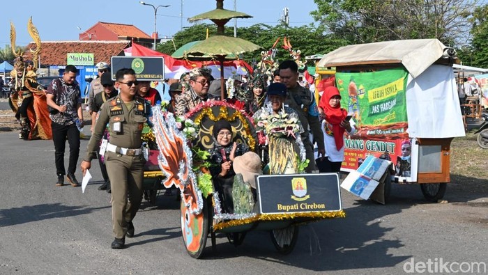 Pejabat di Cirebon saat mangayuh becak demi merasakan beratnya kehidupan masyarakat