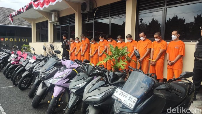 Penampakan tersangka curanmor saat dihadirkan di Mapolres Sleman, Jumat (15/8/2025).