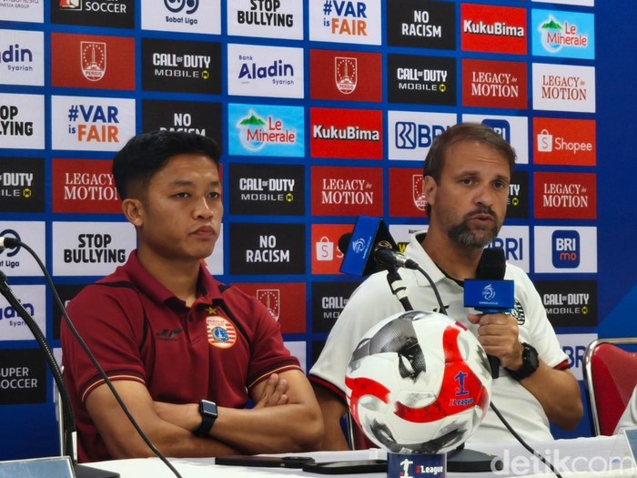 Pelatih Persija Jakarta, Mauricio Ferreira, dan pemain Rio Fahmi saat konferensi pers di Stadion Manahan Solo, Jumat (15/8/2025).